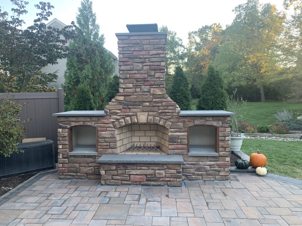 Mezzo outdoor fireplace and pizza oven